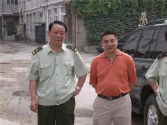 许宝平董事长和中将常跃合影