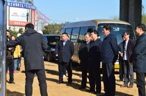 许宝平董事长与市长潘利国一起视察工地