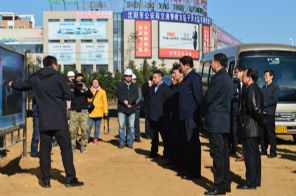 许宝平董事长与市长潘利国一起视察工地