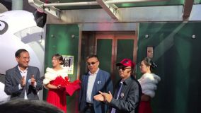 仕龙集团董事长许宝平与沈阳副市长合影