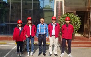 仕龙集团董事长许宝平与企业员工合影