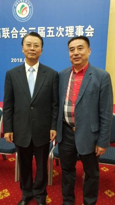 仕龙集团董事长许宝平与沈阳市侨商联合会会长李秀石合影