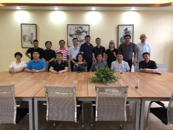仕龙集团董事长许宝平与沈阳市侨商俱乐部成员合影