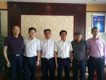 仕龙集团董事长许宝平与家乡政商朋友合影