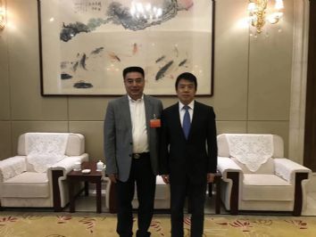 仕龙集团董事长许宝平与泰州市长史立军合影