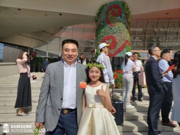 仕龙集团董事长许宝平与茉莉花合影