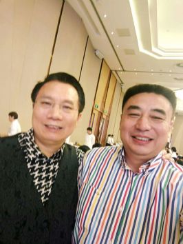 仕龙集团董事长许宝平与红星美凯龙董事长车建新合影