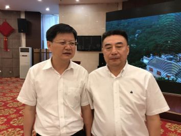 仕龙集团董事长许宝平与鞍山市委副书记、市长余功斌合影