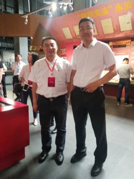 仕龙集团董事长许宝平与鞍山市副市长高林合影