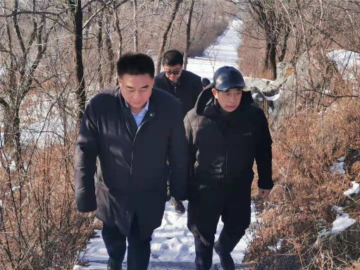 许宝平董事长和孙凤祥董事长考察陨石山