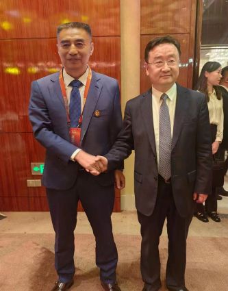 董事长许宝平与沈阳市市委书记王新伟合影